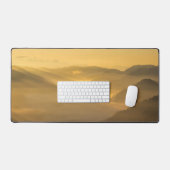 Zonlicht schijnt in de ochtend mist bureaumat (Keyboard & Muis)