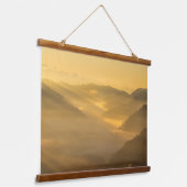 Zonlicht schijnt in de ochtend mist hangend wandkleed (Gebogen)