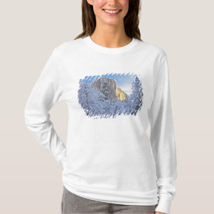 Zonlicht schijnt op El Capitan door besneeuwde T-shirt