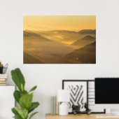 Zonlicht schijnt op ochtendmist poster (Thuiskantoor)