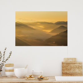 Zonlicht schijnt op ochtendmist poster
