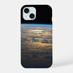 Zonlicht schijnt van een gedeeltelijk bewolkte Zui iPhone 15 Case