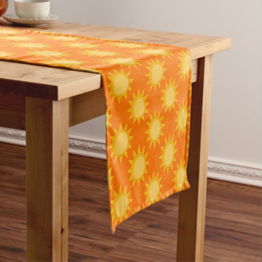 Zonne Zon Patroonontwerp Op Oranje Korte Tafelloper (Voorbeeld)