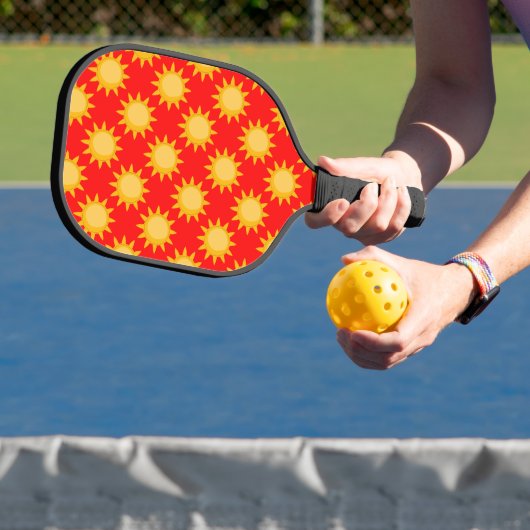 Zonne Zon Patroonontwerp Op Rood Pickleball Paddle (Insitu)