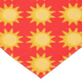 Zonne Zon Patroonontwerp Op Rood Tafelkleed (Gekanteld)
