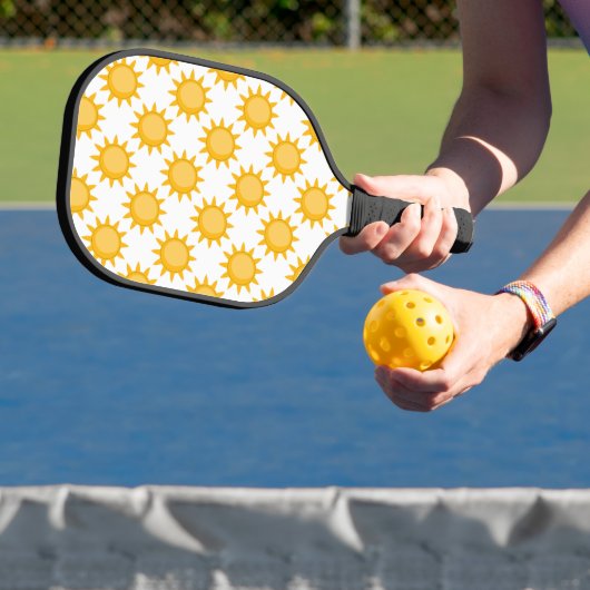 Zonne Zon Patroonontwerp Op Wit Pickleball Paddle (Insitu)