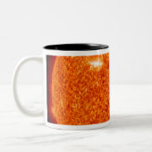 Zonneactiviteit op de zon 3 tweekleurige koffiemok (Links)