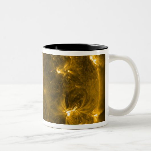 Zonneactiviteit op de zon 4 tweekleurige koffiemok (Rechts)