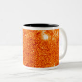 Zonneactiviteit op de zon tweekleurige koffiemok (Voorkant rechts)