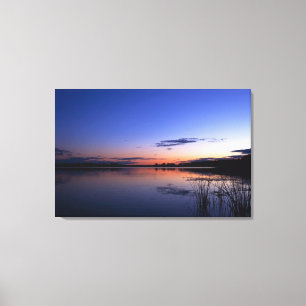 Zonnebakken boven het Wabamun-meer met gras Canvas Afdruk