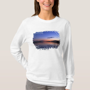 Zonnebakken boven het Wabamun-meer met gras T-shirt