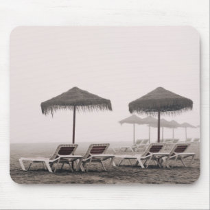 Zonnebedden en parmbrella op een Playamar Beach Muismat