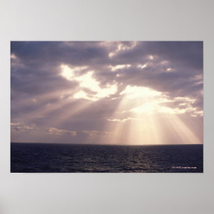 Zonnebeelden door wolken over de oceaan poster