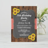 Zonnebloem Birthday Party Rustic Wood Chalk Invite Kaart (Staand voorkant)