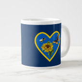 Zonnebloem Boterfly Blue Yellow Heart op de marine Grote Koffiekop (Voorkant rechts)