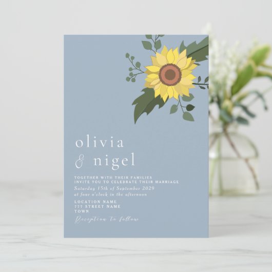 Zonnebloem Dusty Blue Moderne bruiloft uitnodiging (Staand voorkant)