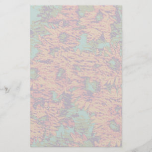 Zonnebloem en bladkamouflage op briefpapier