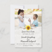 Zonnebloem en Boerderij met bijtende houten bruilo Save The Date (Voorkant)