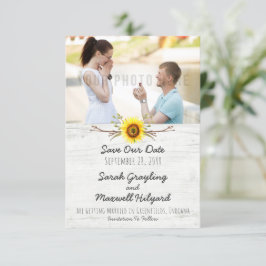 Zonnebloem en Boerderij met bijtende houten bruilo Save The Date