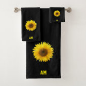 Zonnebloem en monogram op zwart bad handdoek (Insitu)