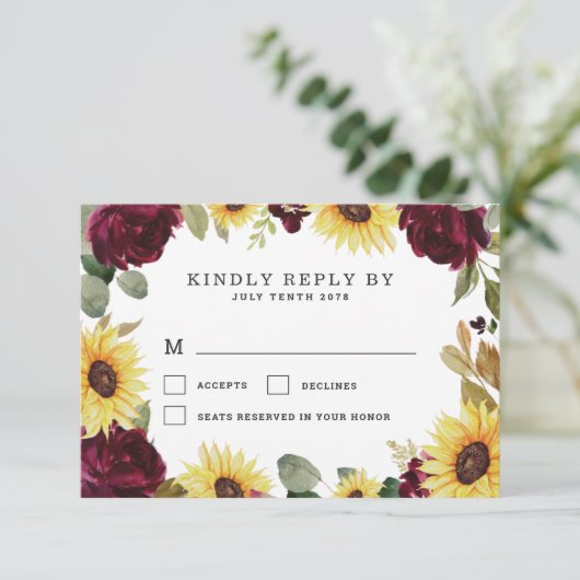 Zonnebloem en Rozen Burgundy Red Rustic Wedding RSVP Kaartje (Staand voorkant)