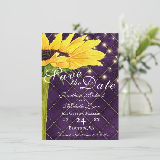 Zonnebloem en stralen op Paarse bruiloft Save The Date (Staand voorkant)