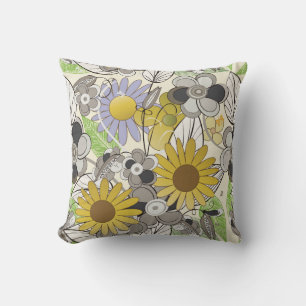 Zonnebloem en vlinderbloempatroon met handgetekend kussen