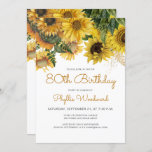 Zonnebloem Floral 80th Birthday Party Kaart<br><div class="desc">Deze elegante 80e verjaardagsuitnodiging bevat een florale bovenrand van gele zonnebloemen en groene bladeren. . De woorden "80th Birthday" en de naam van de gast van eer verschijnen in oranje-geel casual handschrift manuscript, met de rest van de klantgerichte tekst in kool grijze sans serif doopvont. Het bloemontwerp wordt aan de...</div>