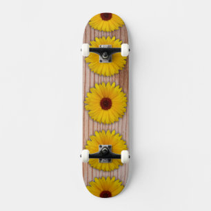 Zonnebloem goudsbloem op rustieke houten planken persoonlijk skateboard