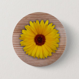 Zonnebloem goudsbloem op rustieke houten planken ronde button 5,7 cm