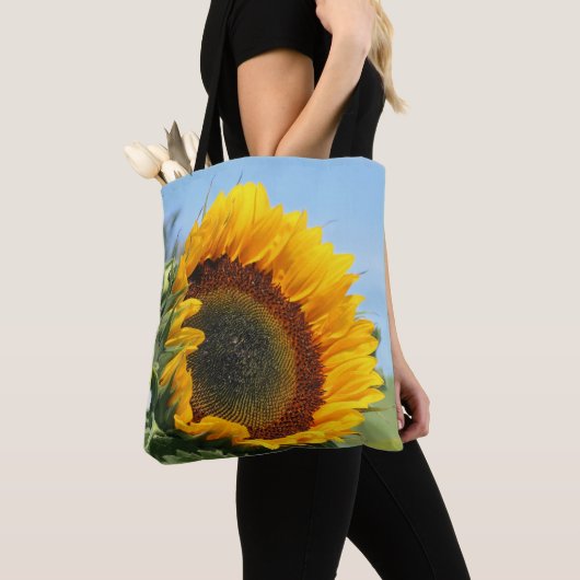 Zonnebloem in zonnebloemen tote bag (Dichtbij)