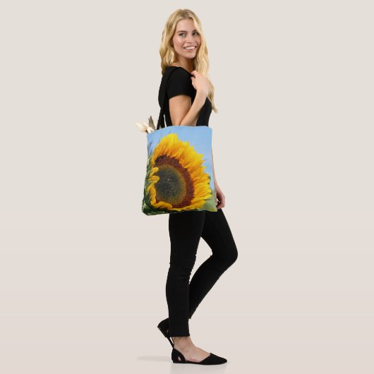 Zonnebloem in zonnebloemen tote bag (Op model)
