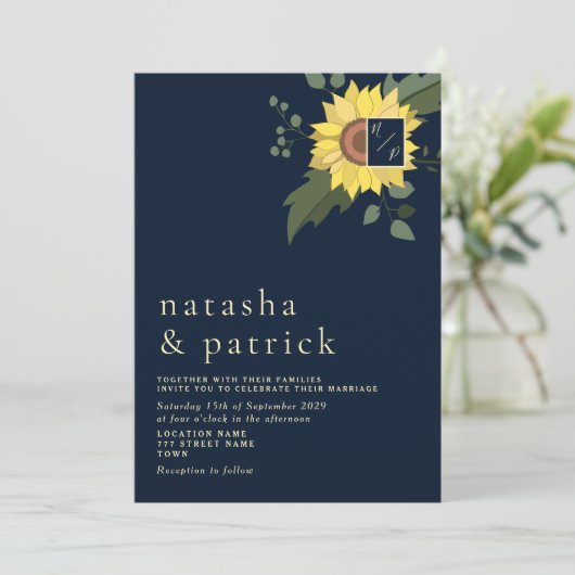Zonnebloem Marine Blauw Goud Moderne bruiloft Uitn Kaart (Staand voorkant)