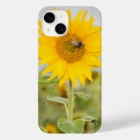 Zonnebloem met bij iPhone 14 hoesje