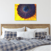 Zonnebloem met Blauw Centrum Close-up Canvas Art Afdruk (Insitu (Slaapkamer))