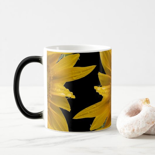 Zonnebloem met regendruppels magische mok (Met donut)