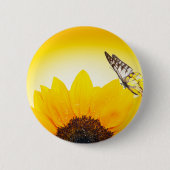 Zonnebloem met vlinder ronde button 5,7 cm (Voorkant)
