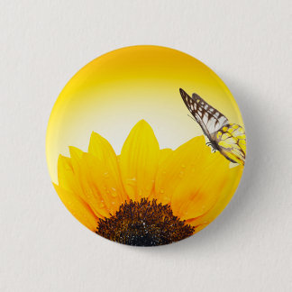 Zonnebloem met vlinder ronde button 5,7 cm