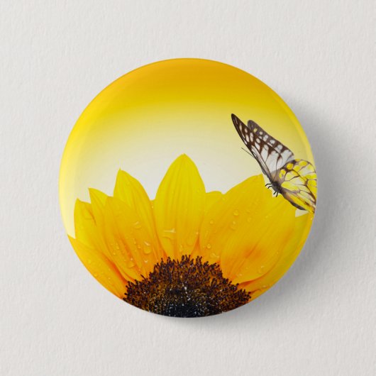 Zonnebloem met vlinder ronde button 5,7 cm (Voorkant)