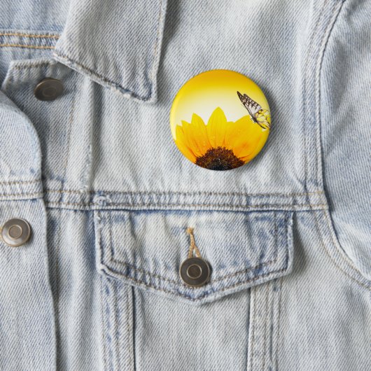 Zonnebloem met vlinder ronde button 5,7 cm (In situ)