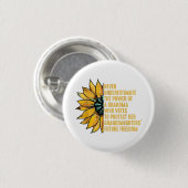 Zonnebloem onderschat nooit de kracht van oma ronde button 3,2 cm (Voorkant /achterkant)