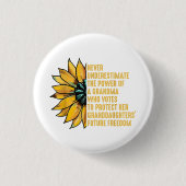 Zonnebloem onderschat nooit de kracht van oma ronde button 3,2 cm (Voorkant)