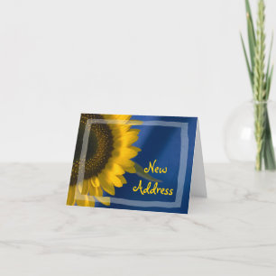 Zonnebloem op blauwe adreswijziging aankondiging