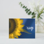 Zonnebloem op blauwe bruiloft RSVP-respons Uitnodiging Briefkaart (Staand voorkant)