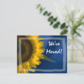 Zonnebloem op blauwe verandering van adresaankondi aankondigingskaart (Staand voorkant)