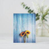 Zonnebloem op Blue Wood Wall Briefkaart (Staand voorkant)