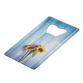 Zonnebloem op Blue Wood Wall Creditkaart Flessenopener (Voorkant Gekanteld)