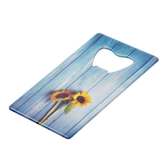 Zonnebloem op Blue Wood Wall Creditkaart Flessenopener (Achterkant Gekanteld)
