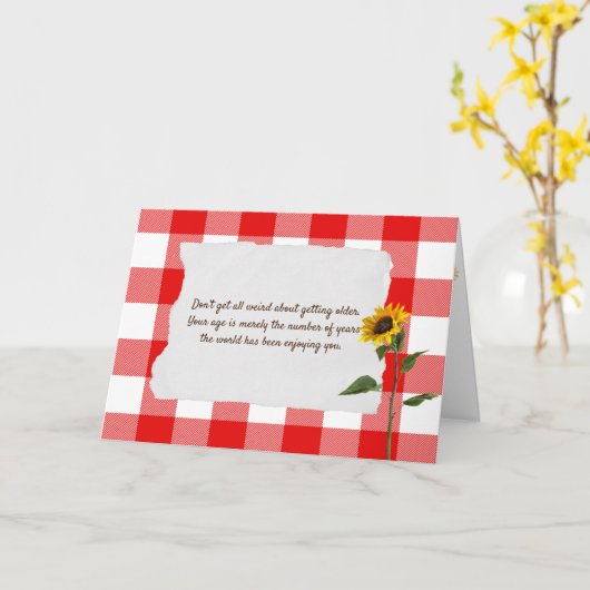 zonnebloem op de rode en witte biefstuk kaart (Gele Bloem)