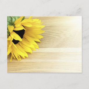 Zonnebloem op een houten tafel briefkaart